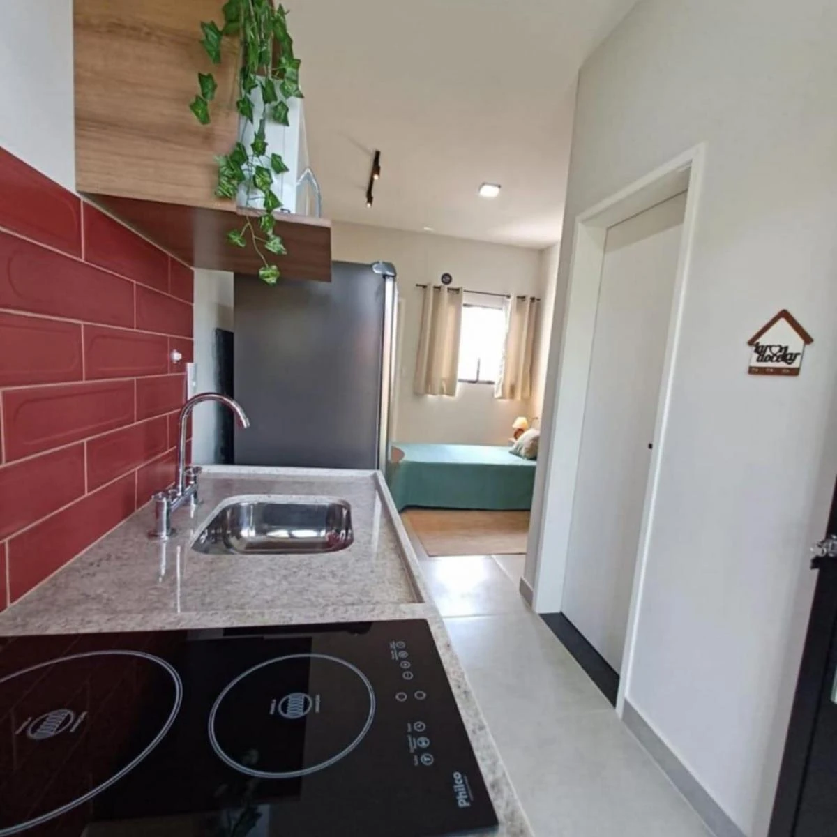 One-bedroom apartment with a washing machine — photo 2