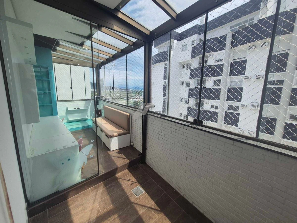 Balcony with a grill in a 3-bedroom apartment, 142 m² — photo 15