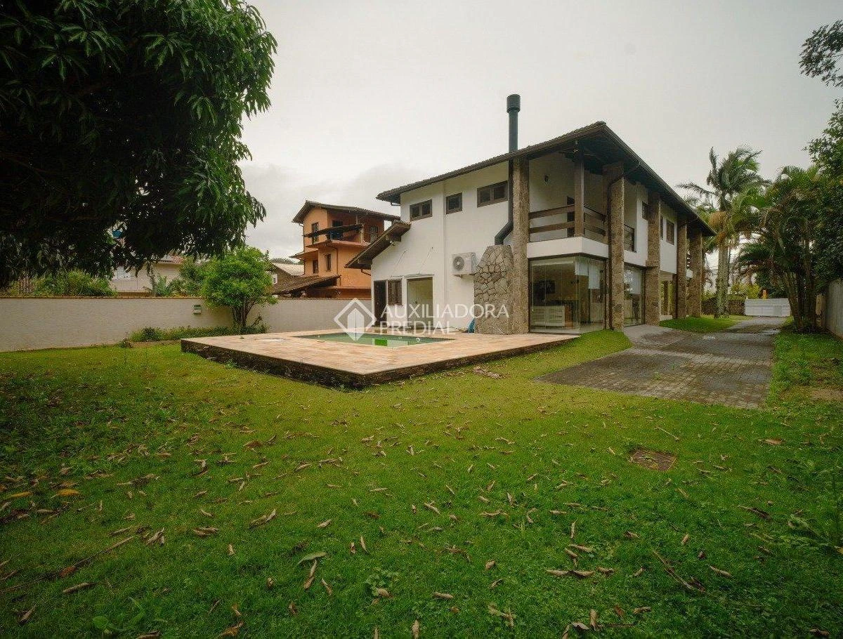 1723 m² house with a bathtub and a grill on the balcony — photo 19