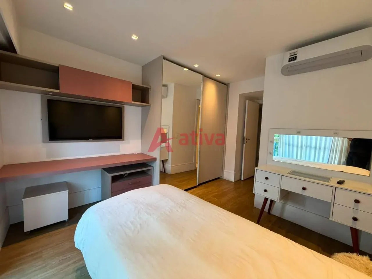 Furnished apartment with 4 bedrooms and an open-plan kitchen — photo 31