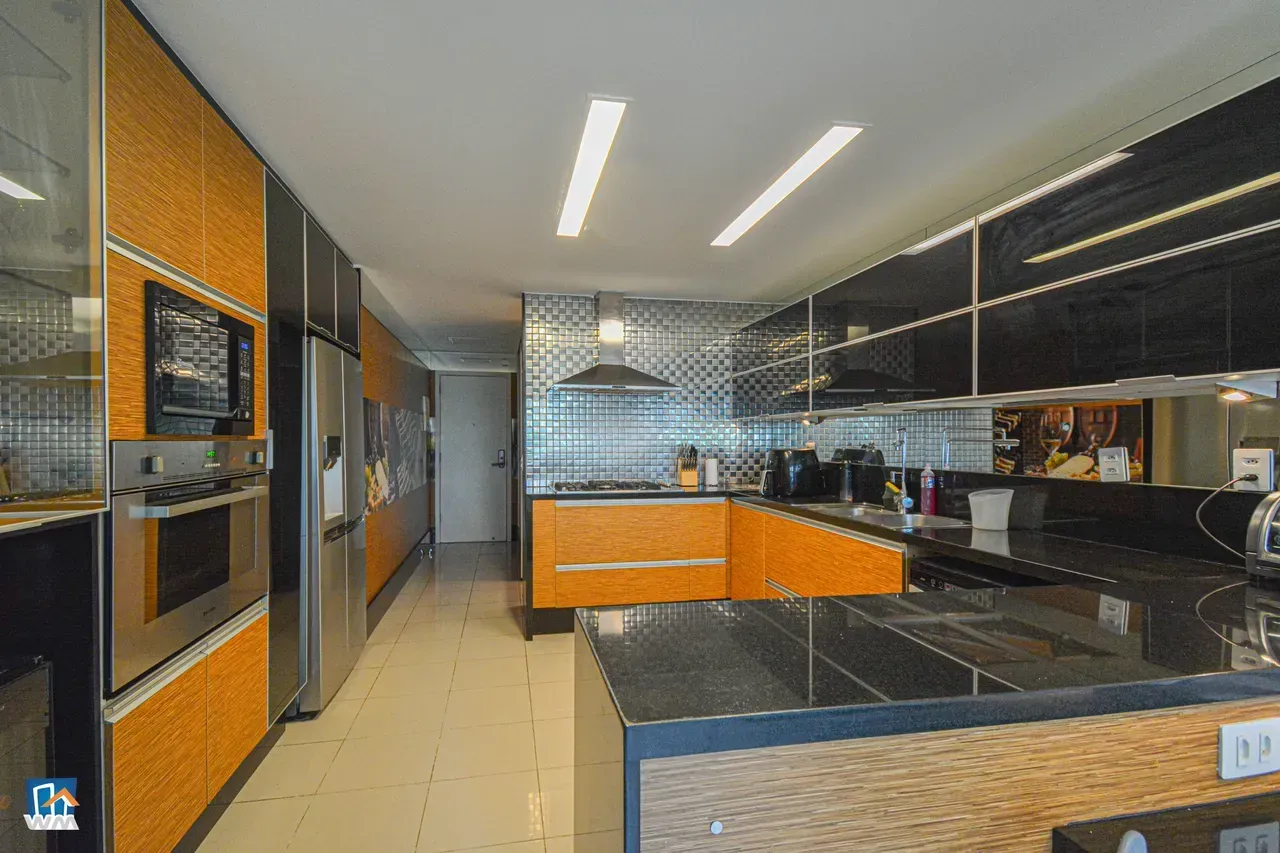 4-bedroom apartment with open-plan kitchen and electric stove — photo 33