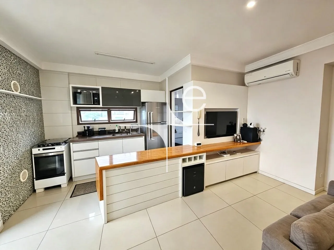 Apartment on the 4th floor with a glass-enclosed balcony — photo 7