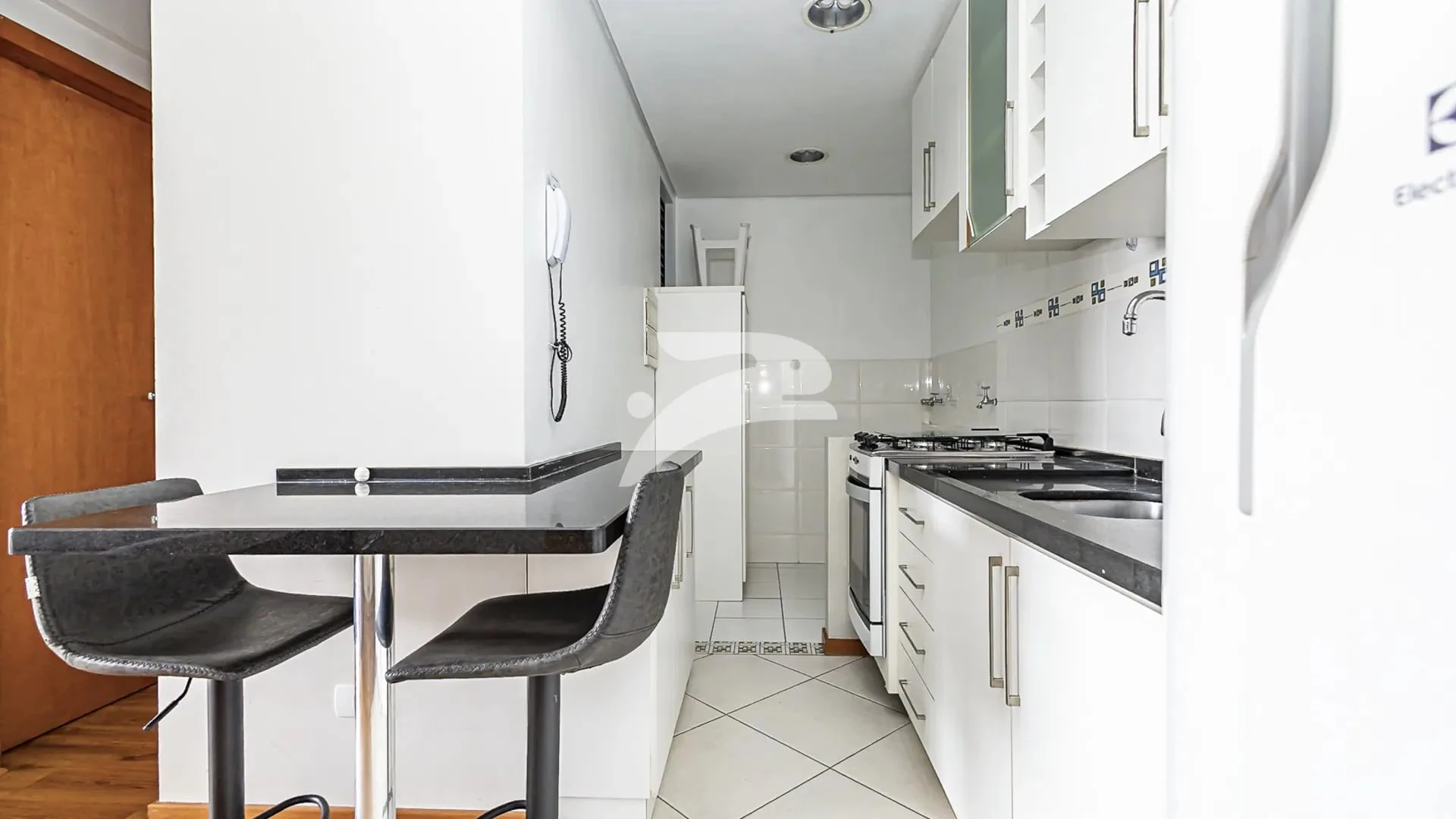 Furnished 1-bedroom apartment with enclosed balcony — photo 2