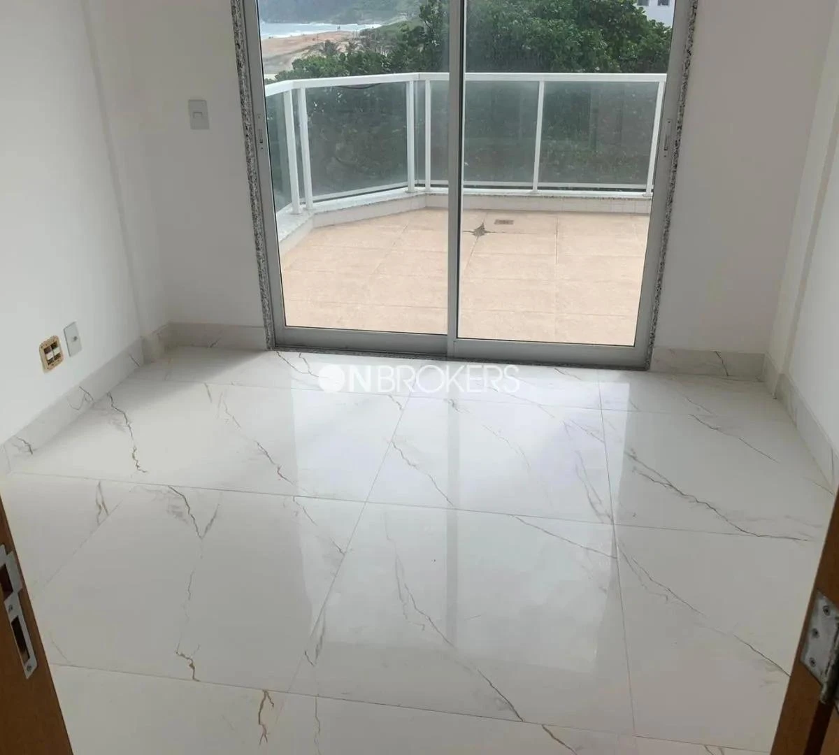240 m² apartment with 4 en-suite bedrooms and balcony — photo 6