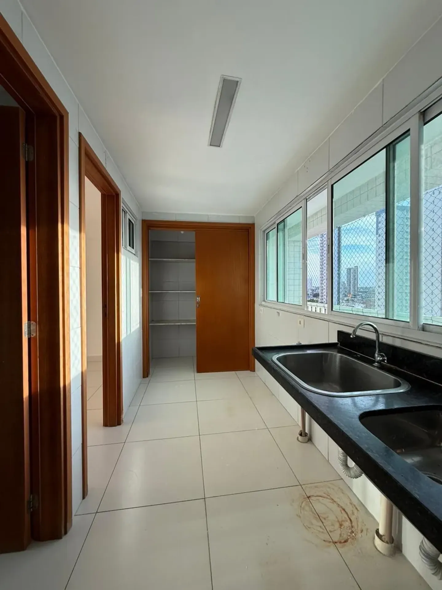 4-bedroom apartment with a glass-enclosed balcony — photo 19