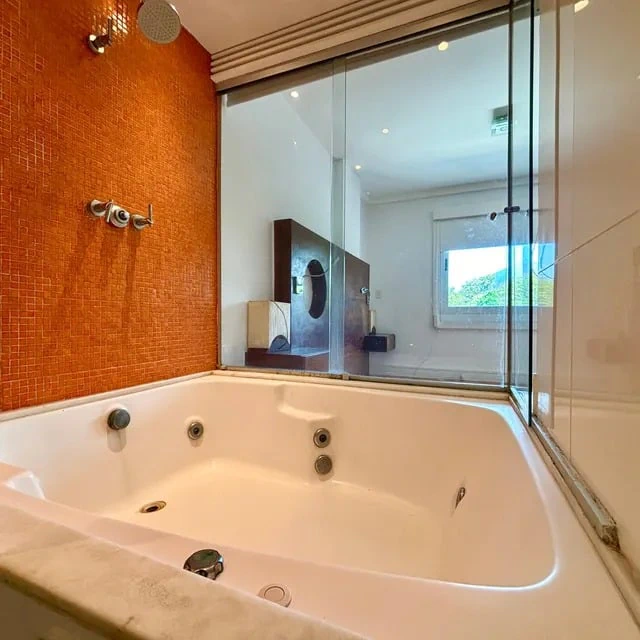 Панорамные окна и 2 спальни: квартира 180 м² — photo 16