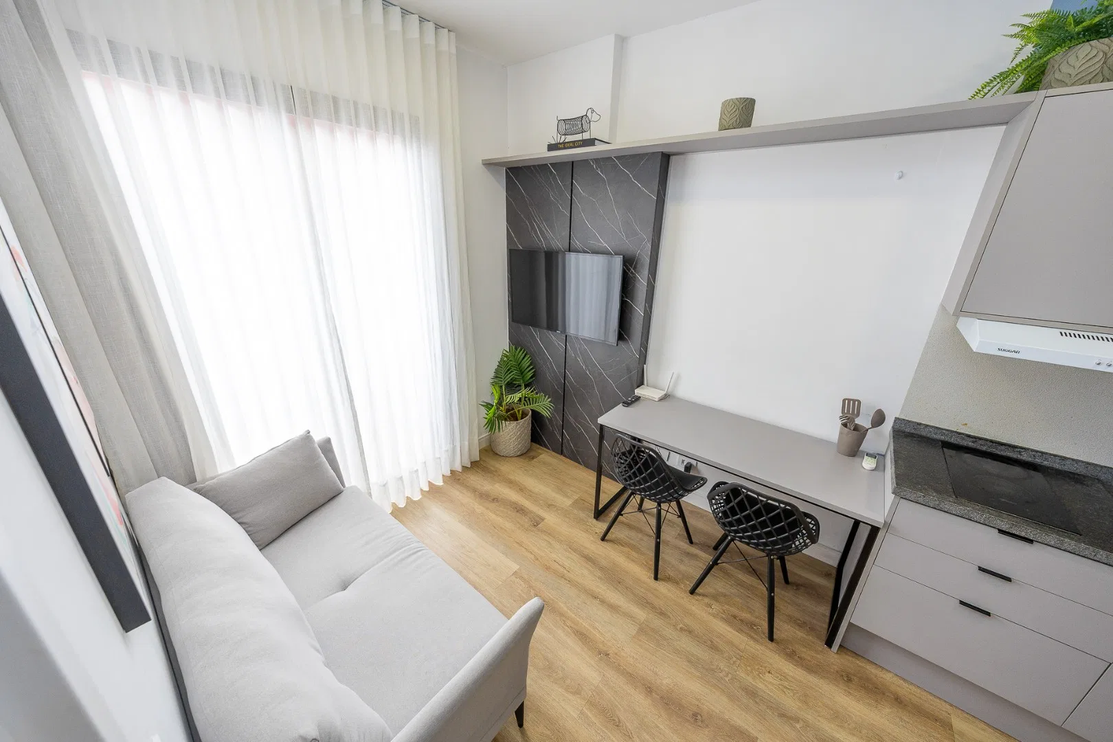 27 m² studio with a washing machine and a home office — photo 10