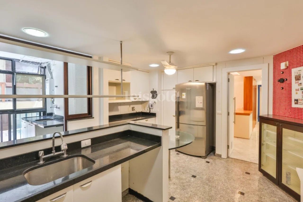 Floor-to-ceiling windows in a 2-bedroom apartment, 230 m² — photo 2