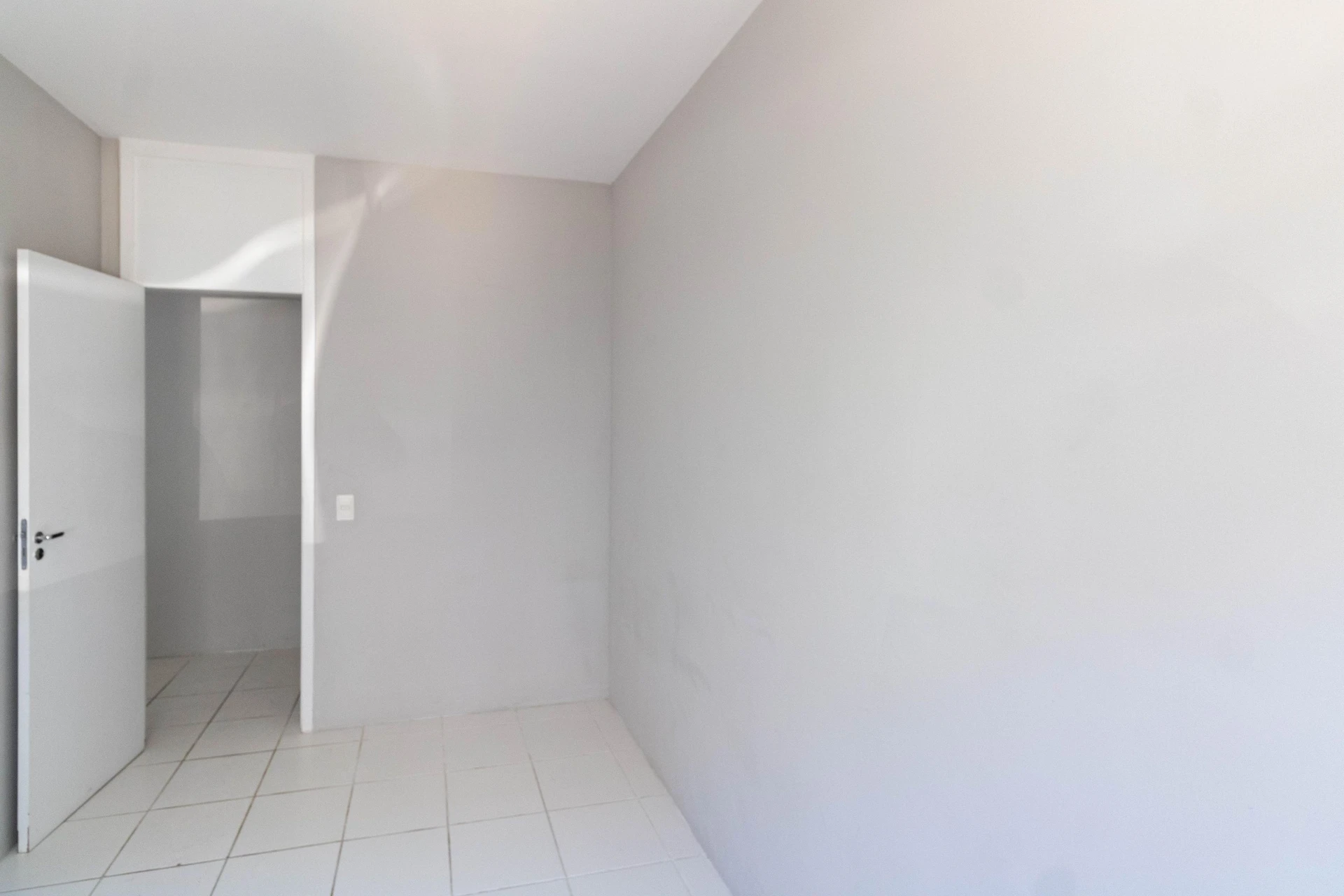 2-bedroom apartment in a building with a gym — photo 8