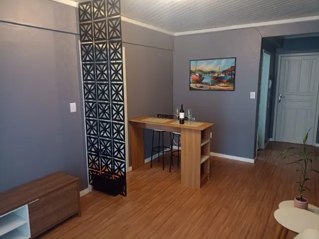 One-bedroom apartment with wood or laminate floors — photo 5