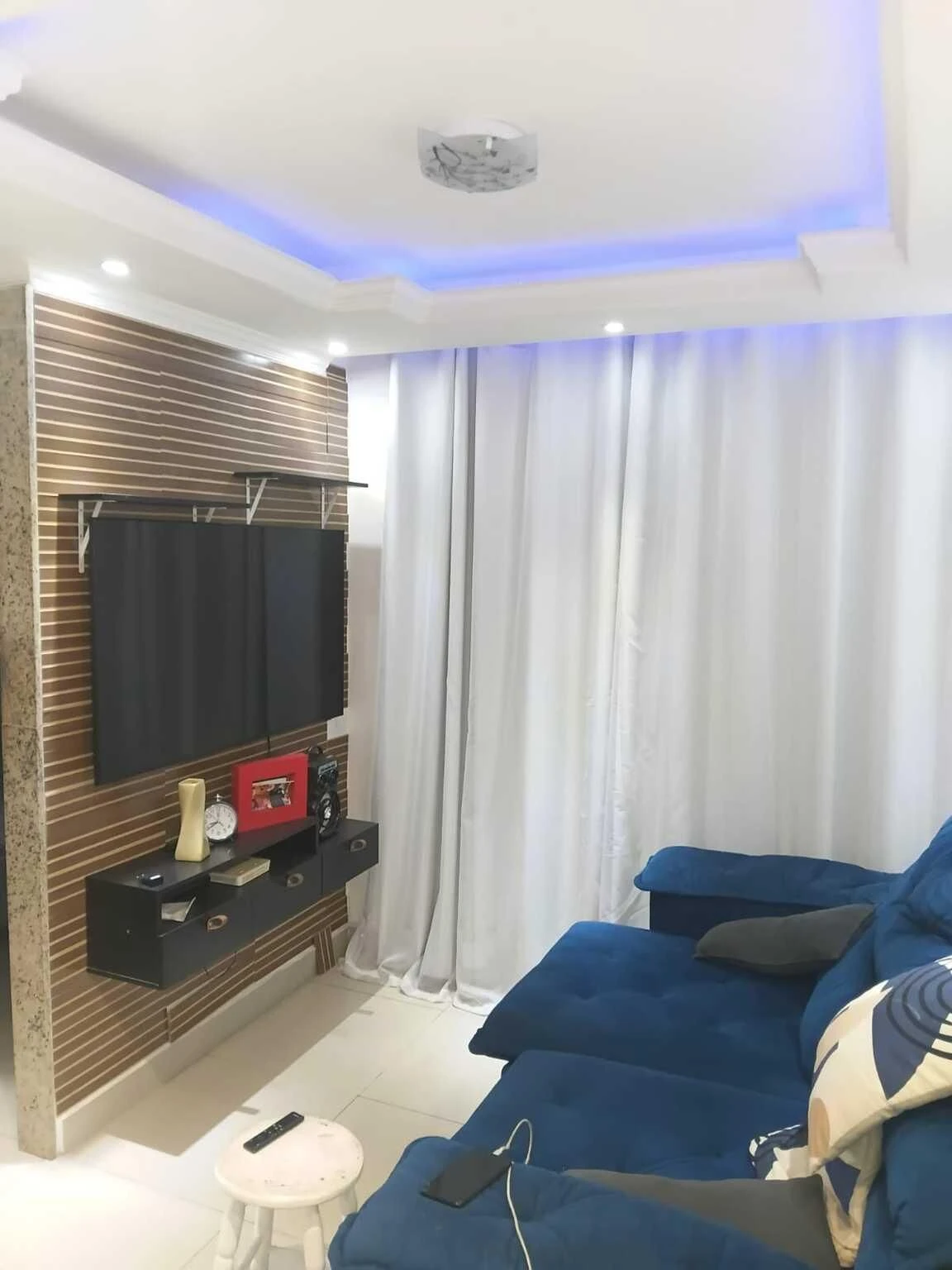 Furnished 2-bedroom apartment with a glass shower