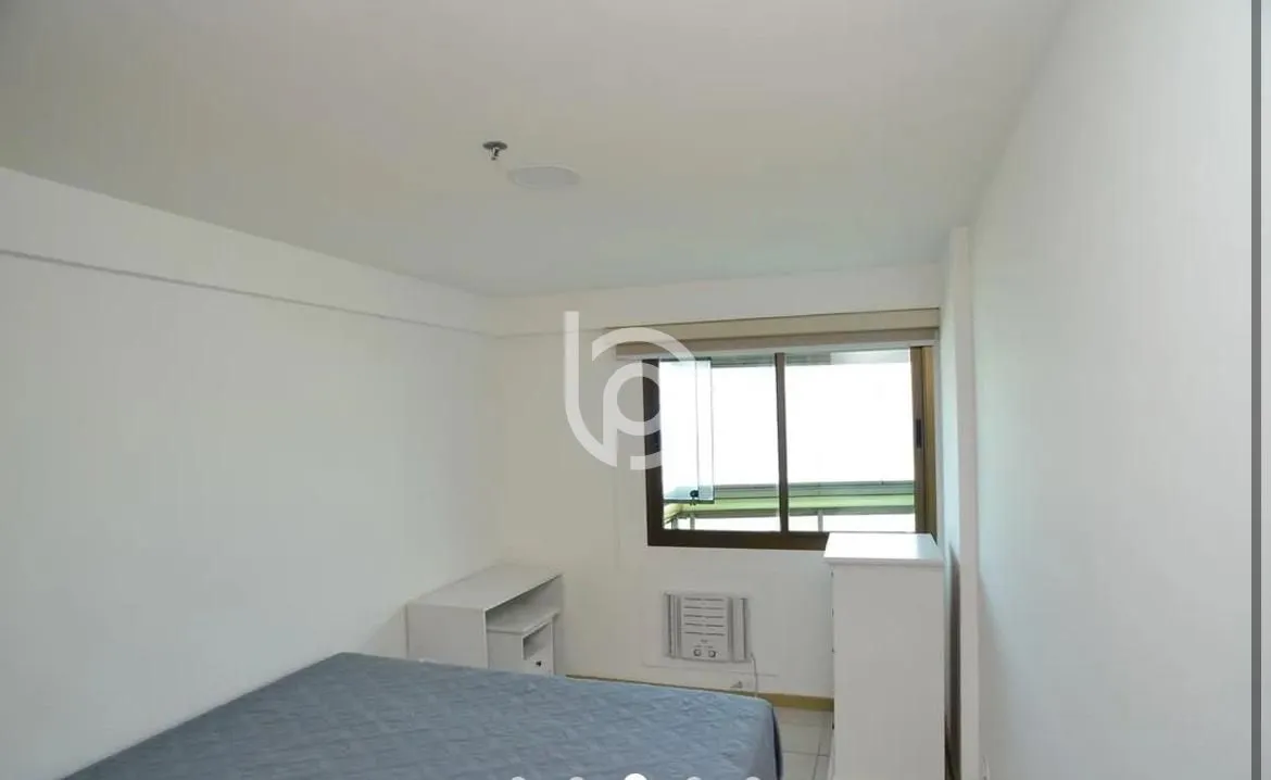 Furnished 1-bedroom apartment with glass-enclosed balcony — photo 6