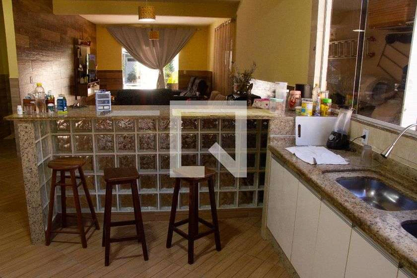 180 m² house with 3 bedrooms, 5 bathrooms, and parking — photo 2