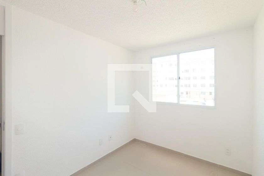 Minimal-style 2-bedroom apartment with ceramic floors — photo 5