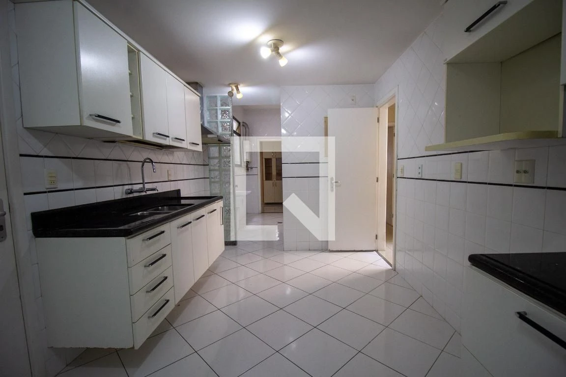3-bedroom apartment with enclosed kitchen and private garden — photo 25