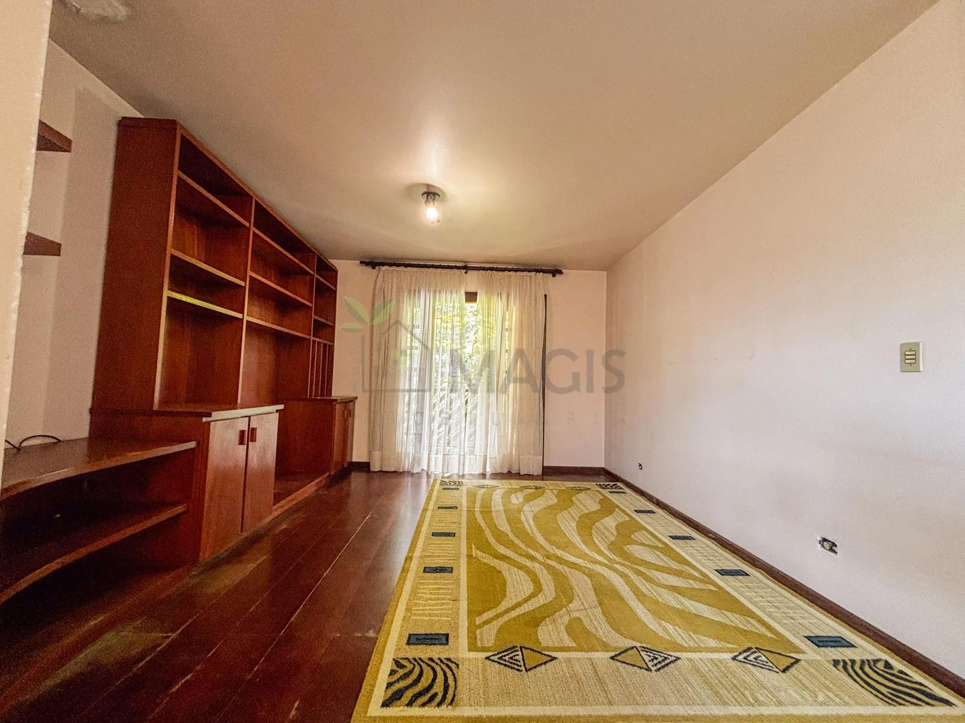House with 5 bedrooms and 13 parking spaces across 2 floors — photo 12