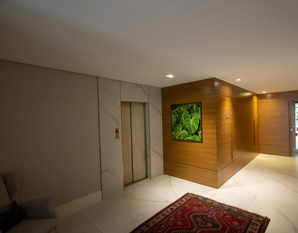 Glass-enclosed balcony in a 4-bedroom apartment, 382 m²