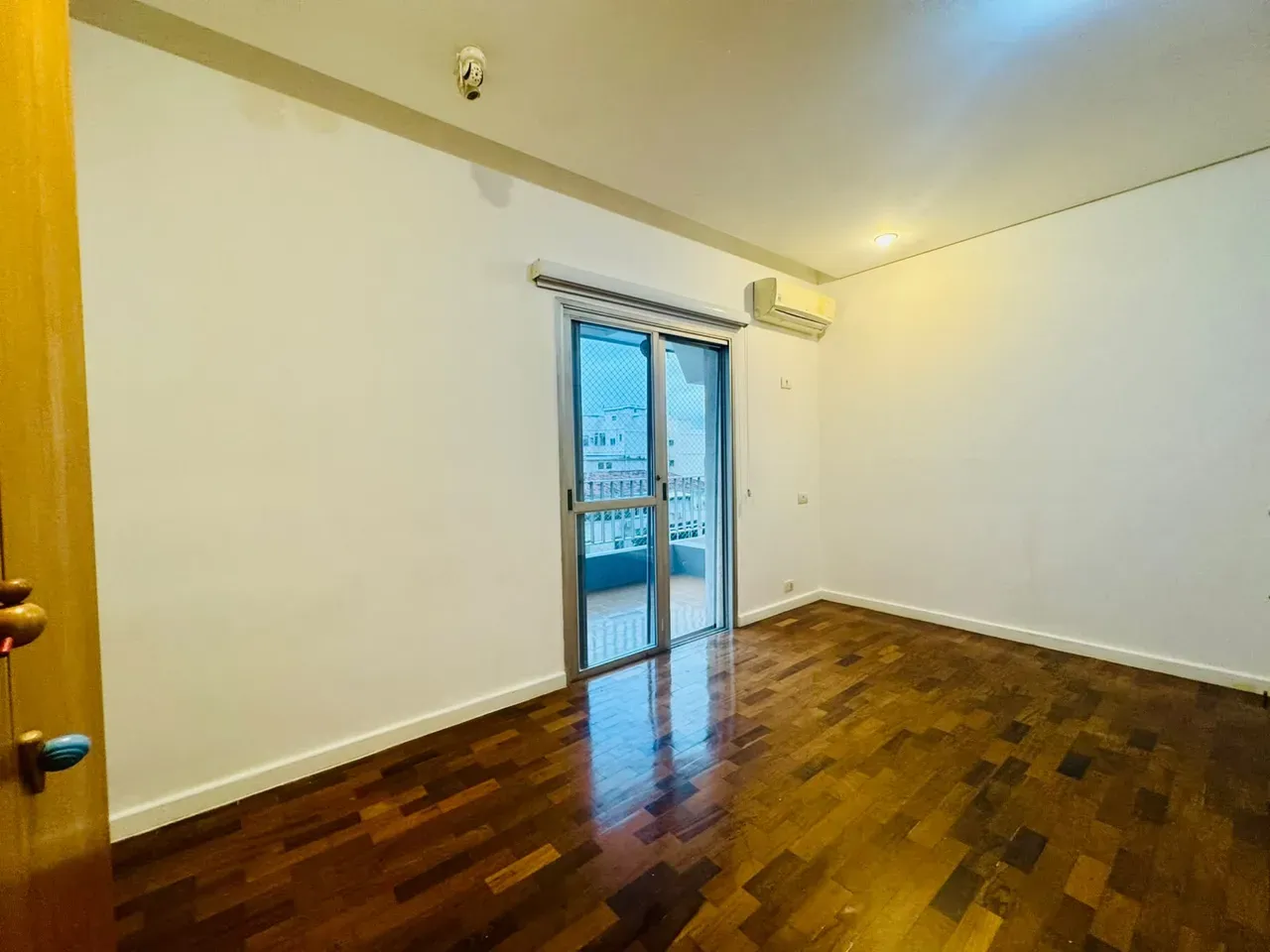 4-bedroom apartment with wood or laminate floors — photo 55