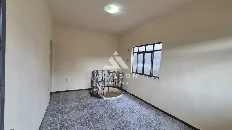 Unfurnished 1-bedroom apartment with a closed kitchen — photo 23