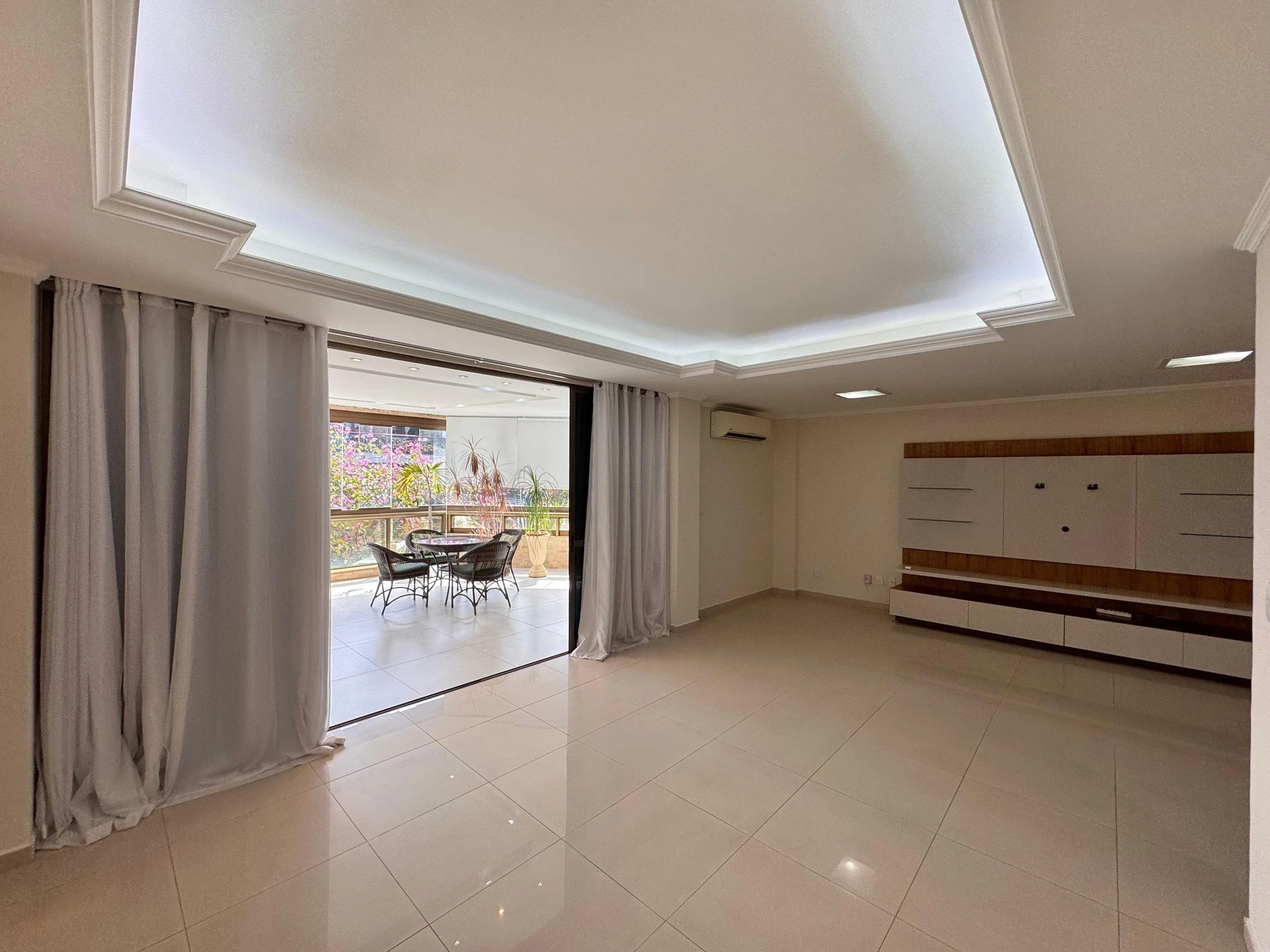 Unfurnished 3-bedroom apartment with a glassed balcony — photo 15