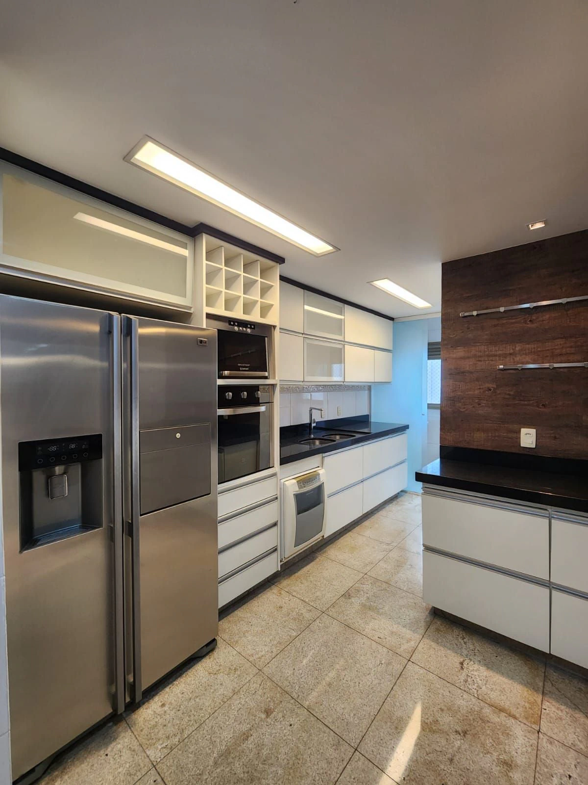 110 m² apartment with an open-plan kitchen and balcony