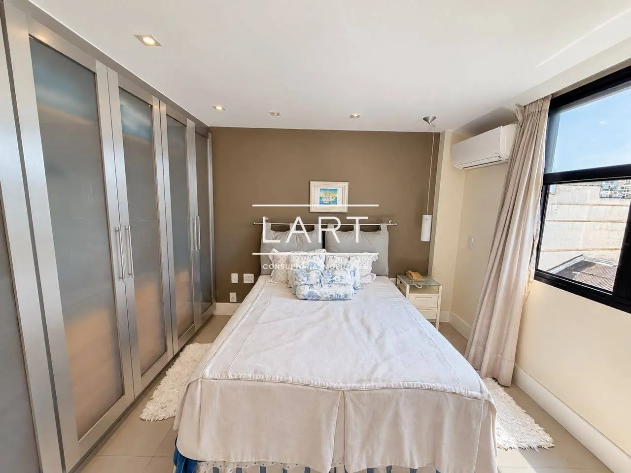 Furnished apartment, 220 m², with floor-to-ceiling windows — photo 4