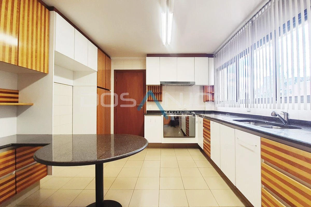 Furnished apartment with 4 bedrooms and 270 m² — photo 13