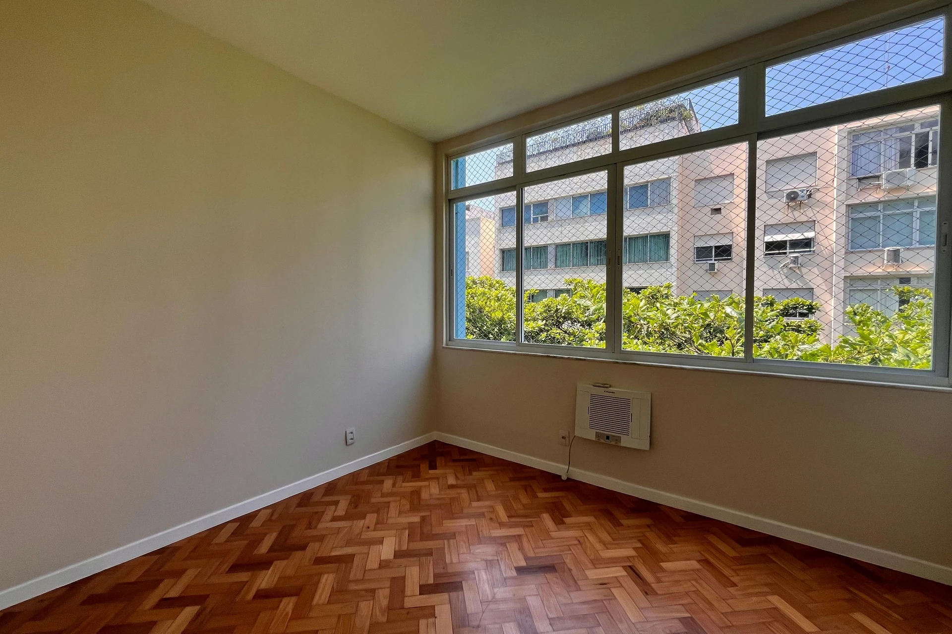 2-bedroom apartment with floor-to-ceiling windows — photo 3