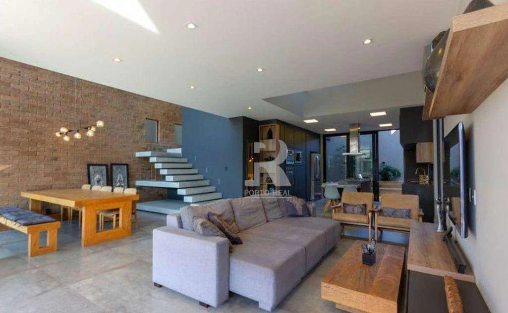 Casa mobiliada com 4 suítes e 269 m²