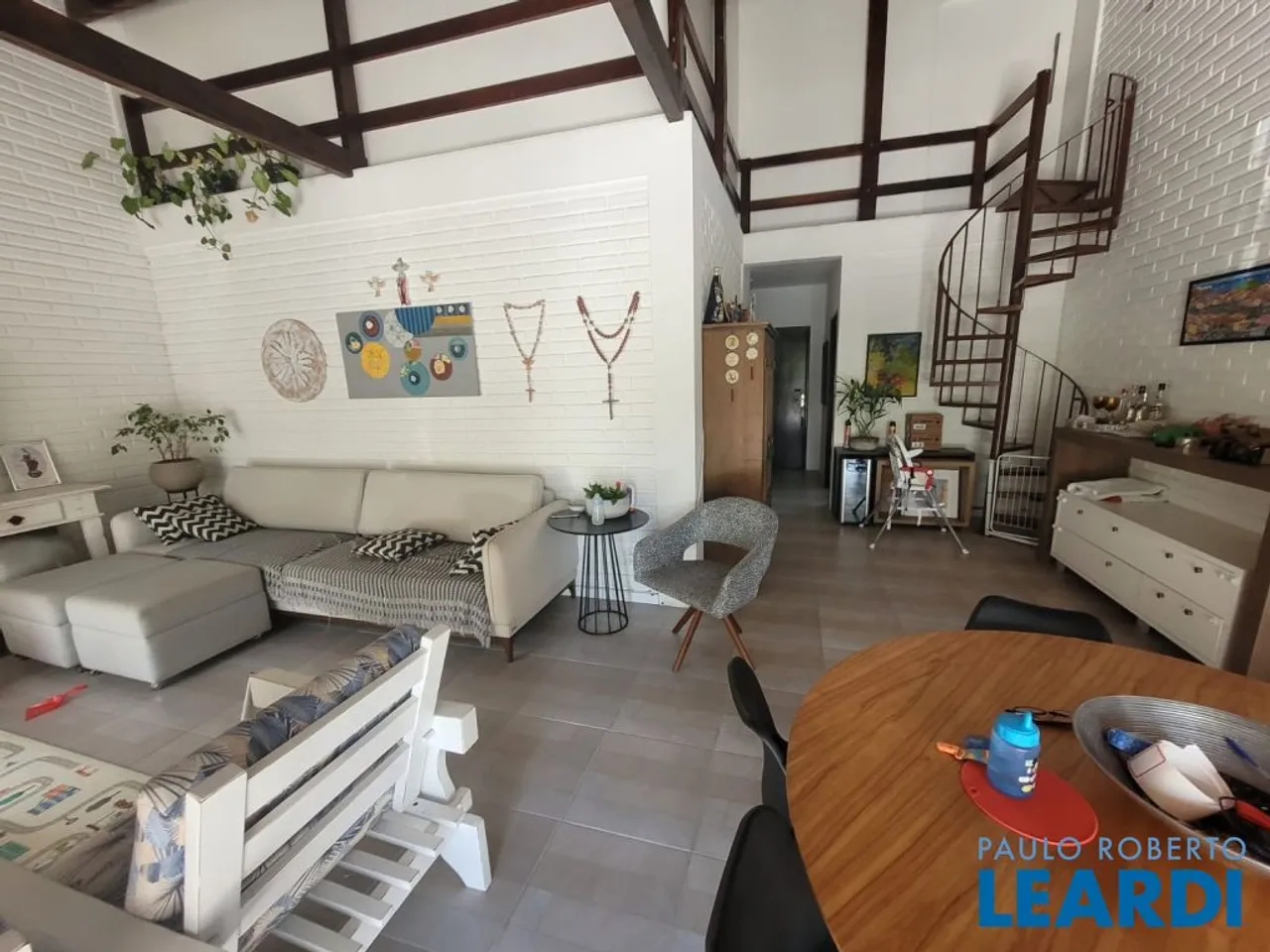 Furnished single-level house with 5 bedrooms and balcony BBQ
