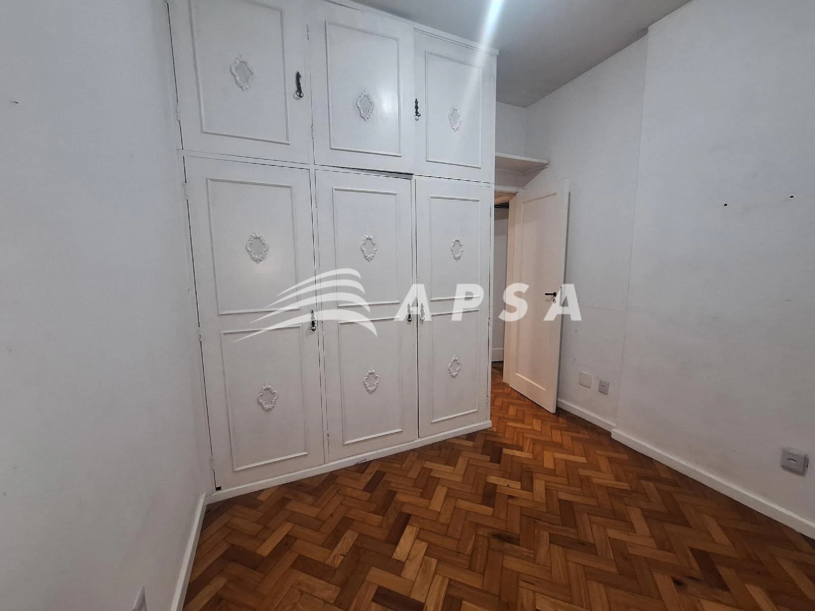 Wood or laminate floors in a 4-bedroom apartment, 120 m² — photo 6