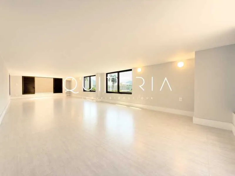 Penthouse apartment with 4 bedrooms and a balcony — photo 27