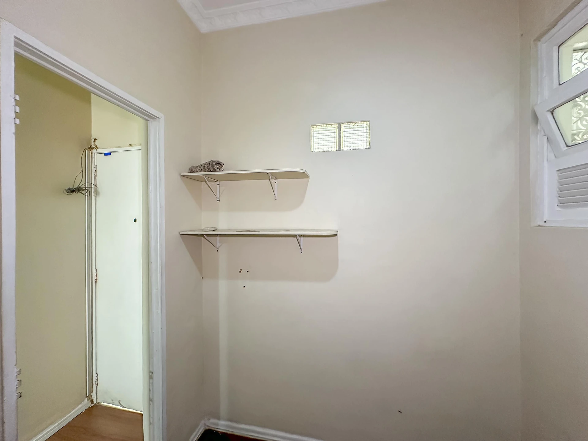 Wood or laminate floors in a one-bedroom apartment, 62 m² — photo 23