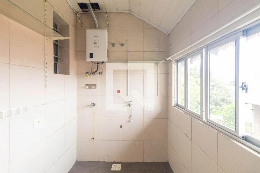 3-bedroom house with wood or laminate floors in Curitiba — photo 26