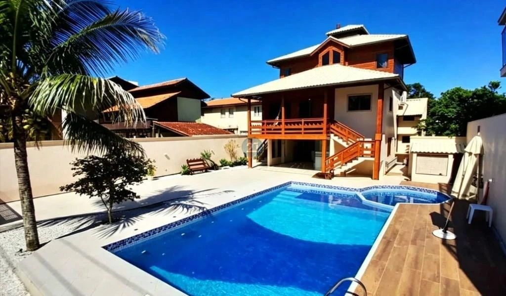 Casa mobiliada com 4 quartos e piscina privativa