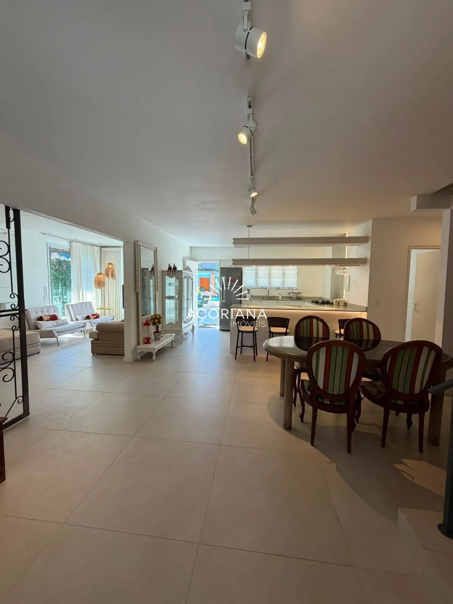 Furnished 600 m² house with 5 bedrooms and an integrated kitchen — photo 84
