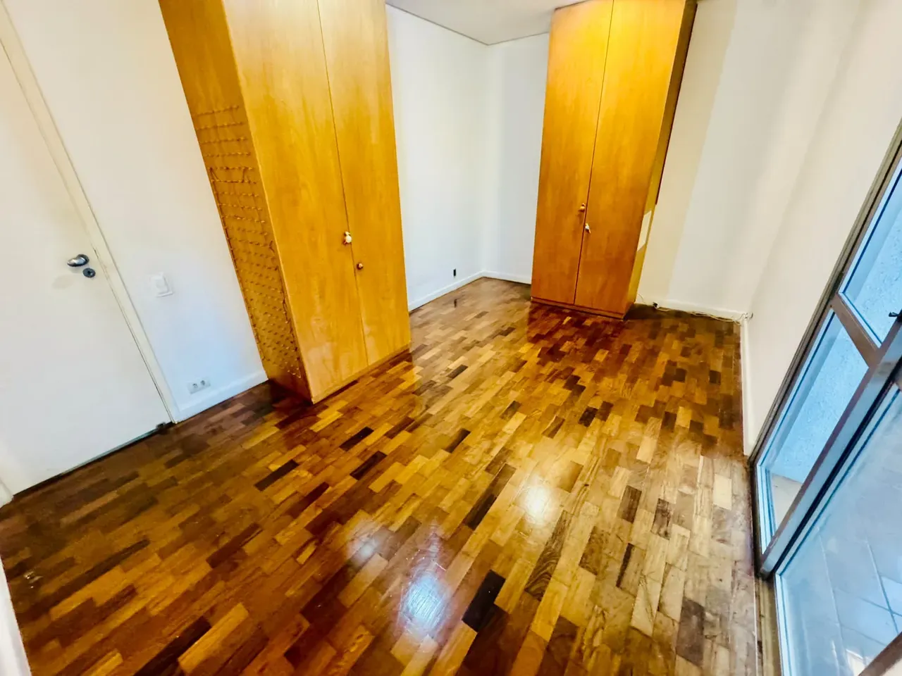 4-bedroom apartment with wood or laminate floors — photo 22