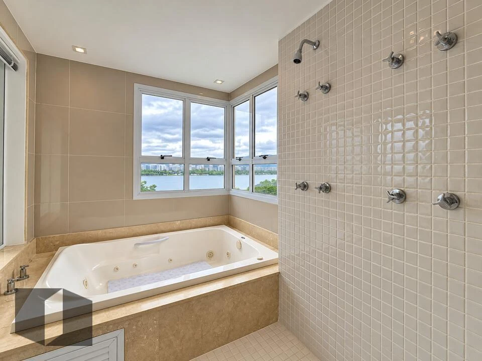 Bathtub in a 4-bedroom apartment, 226 m² — photo 24