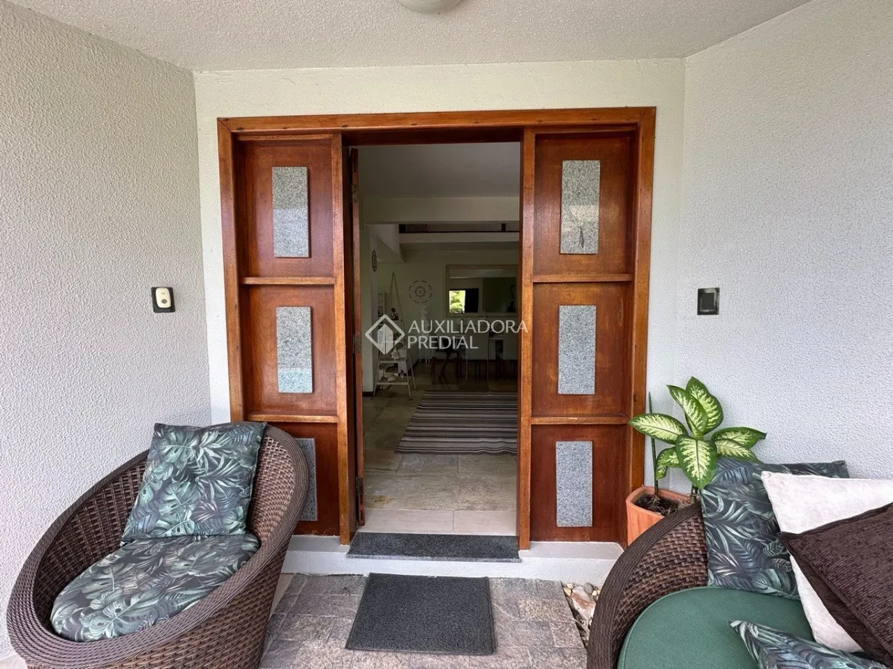 Casa de 3 dormitorios con balcón cerrado con vidrio