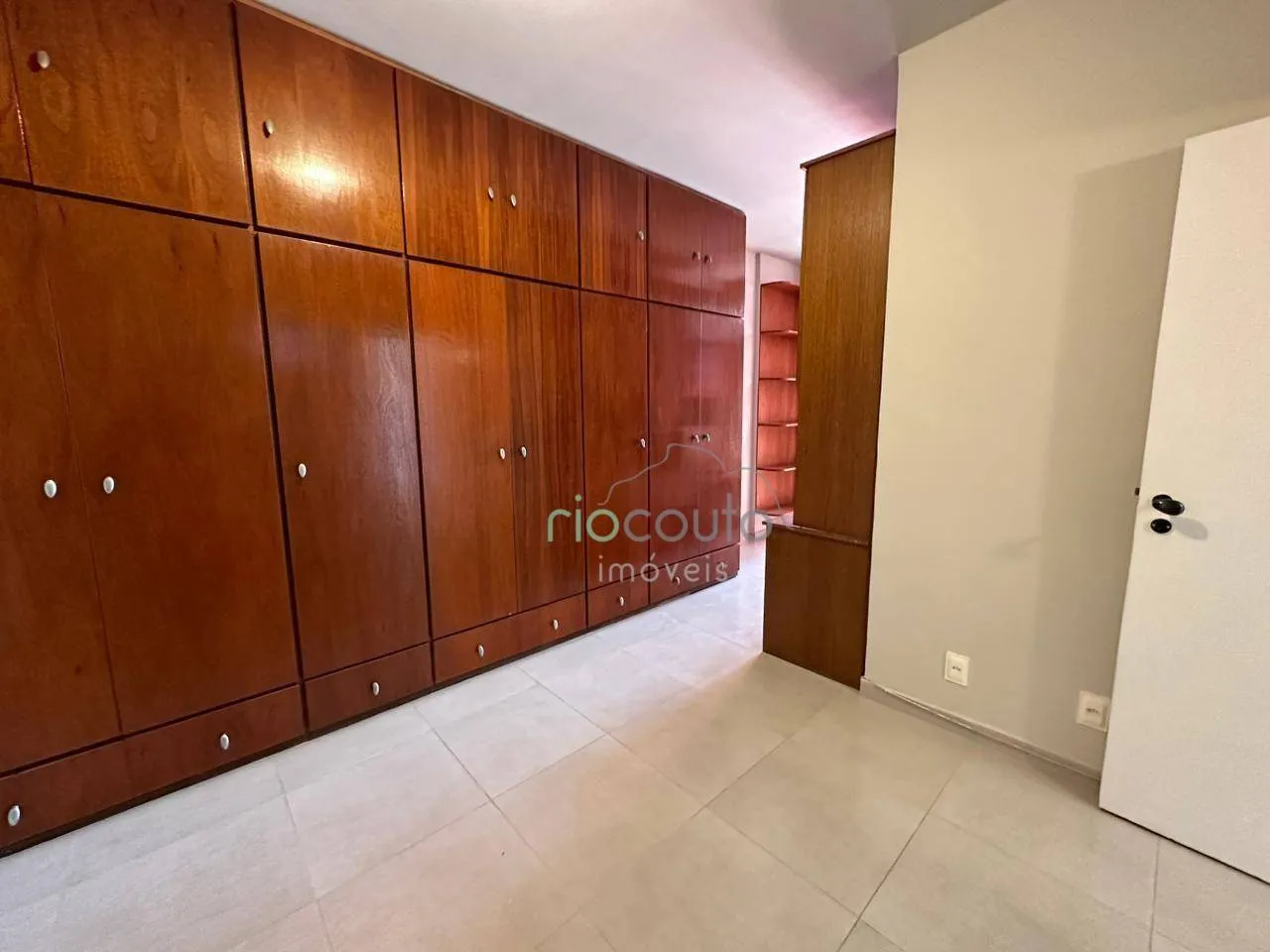 2-bedroom apartment with a suite and open views — photo 14