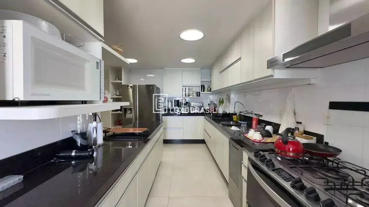 Furnished 3-bedroom apartment with 4 bathrooms and 330 m² — photo 19