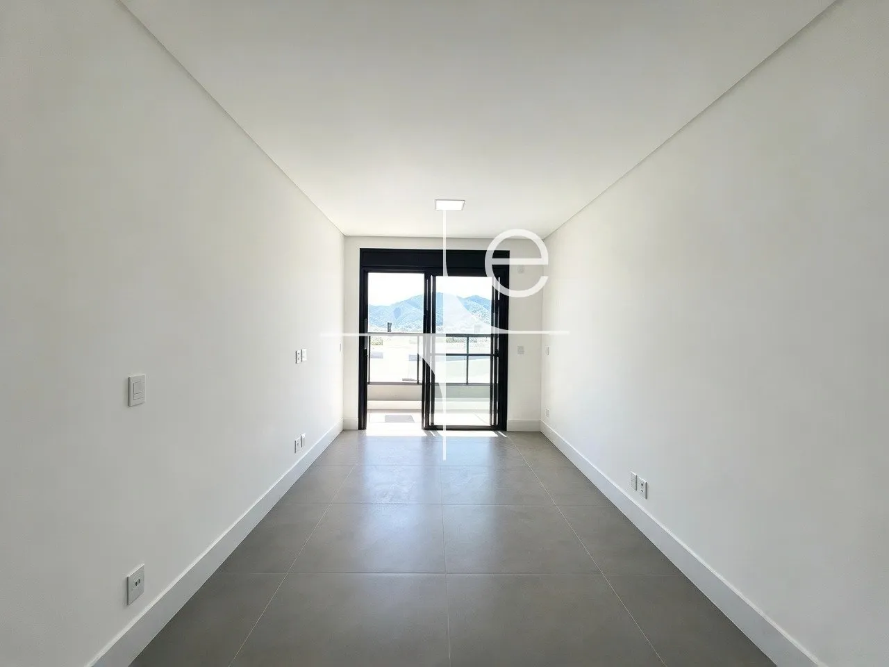 Glass-enclosed balcony in a 3-bedroom apartment, 150 m² — photo 30