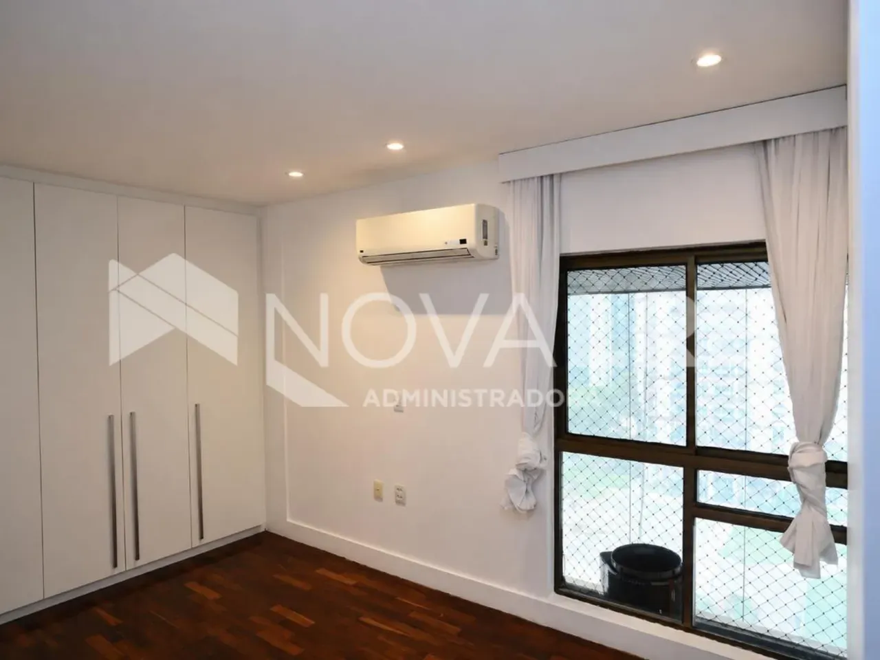 4-bedroom apartment with enclosed glass balcony — photo 30