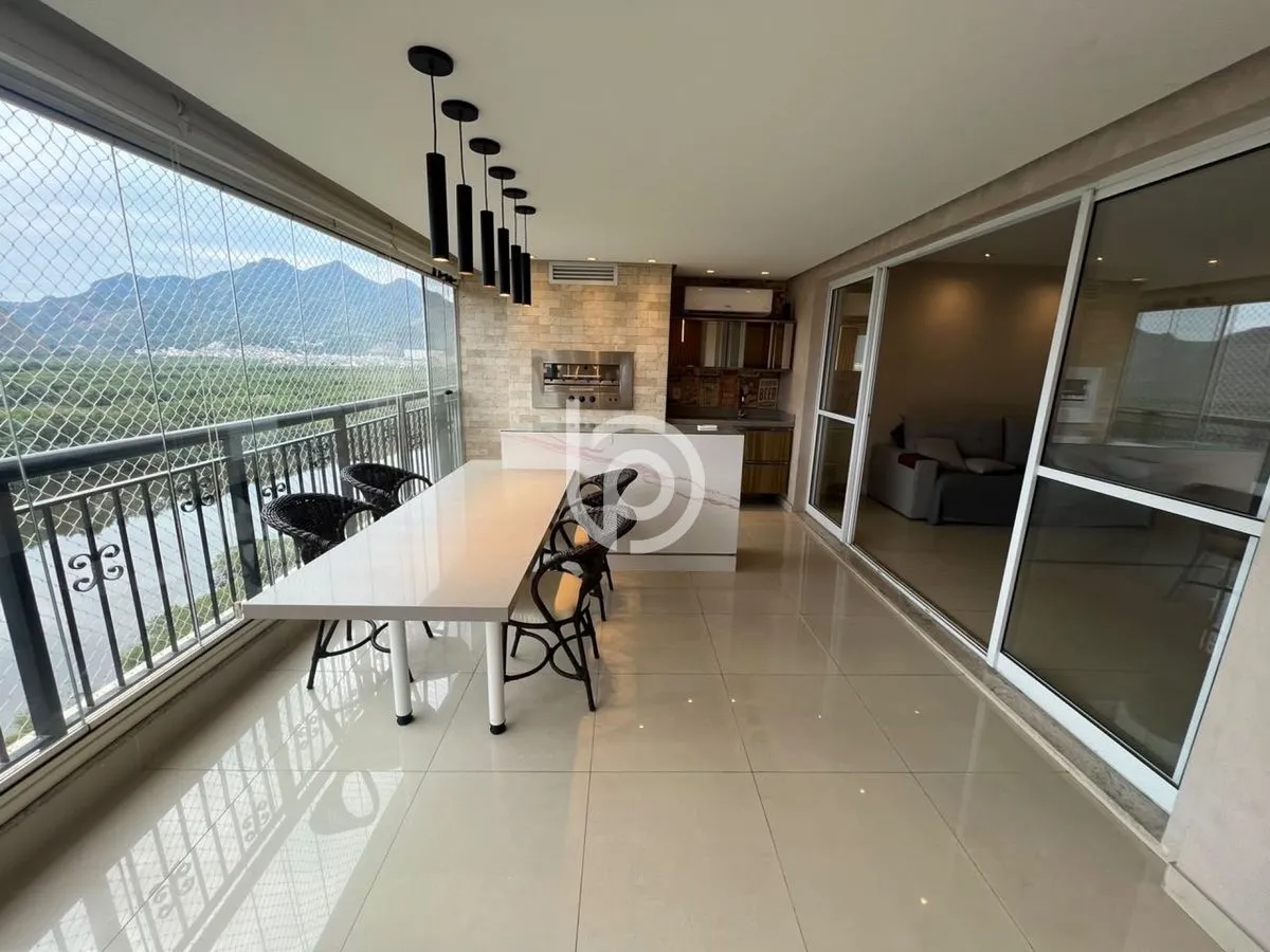 Balcony with a grill in a 4-bedroom apartment, 170 m² — photo 20