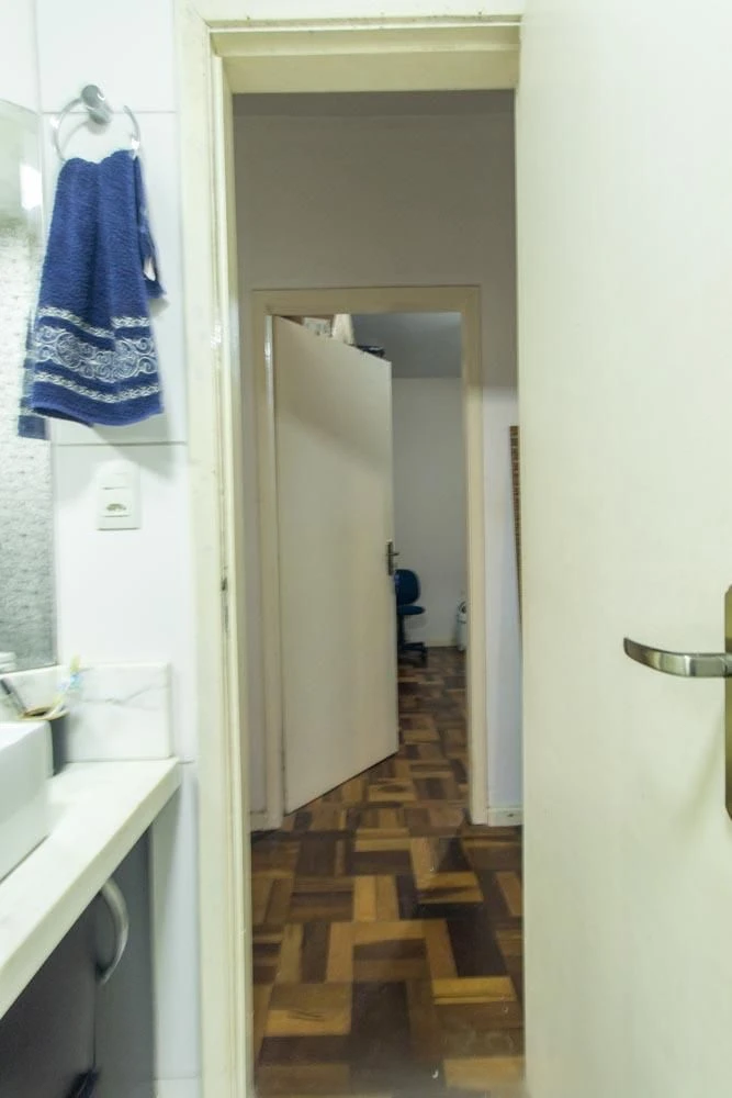 Furnished 2-bedroom apartment with desk workspace corner — photo 2