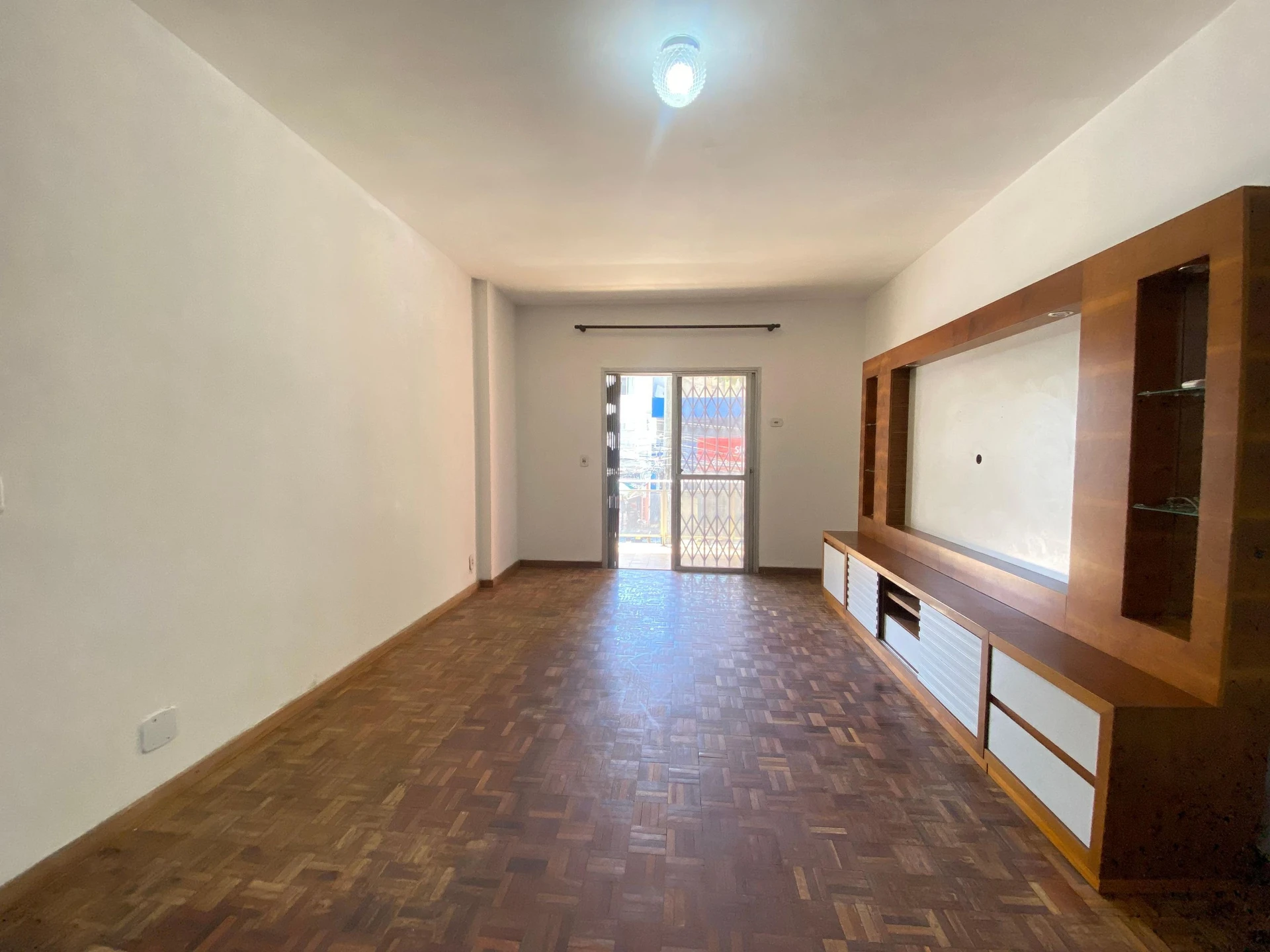 Apartment, 92 m², with wood or laminate floors — photo 4