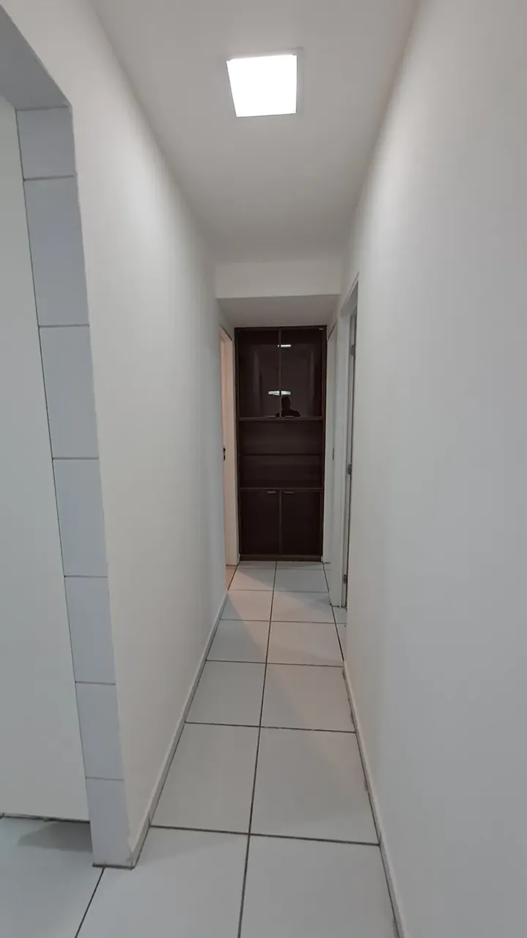 Apartamento de 2 quartos com suíte e cozinha fechada