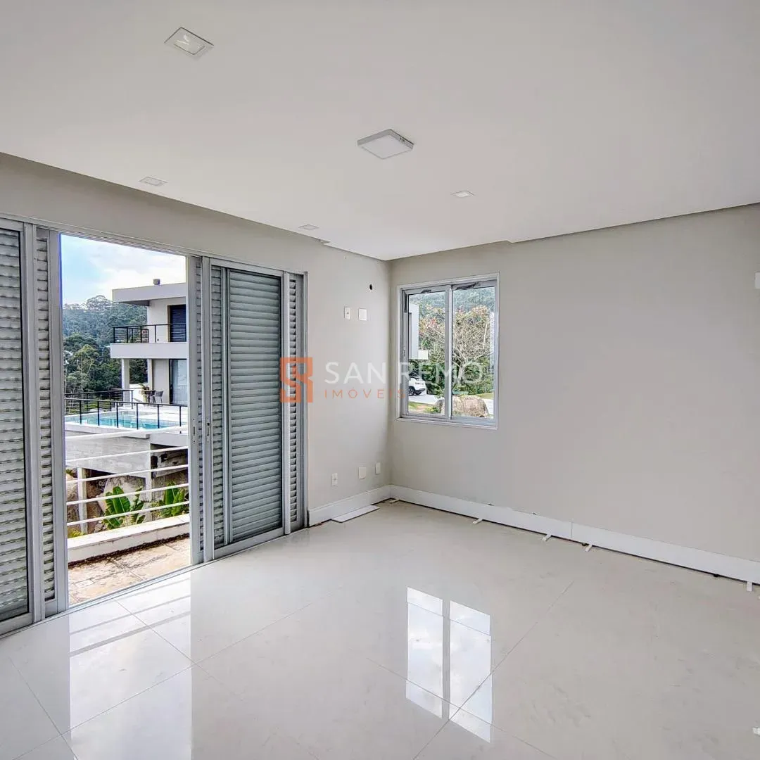 Дом с 3 спальнями и 2 ванными, 4 парковки и 718 м² — photo 38
