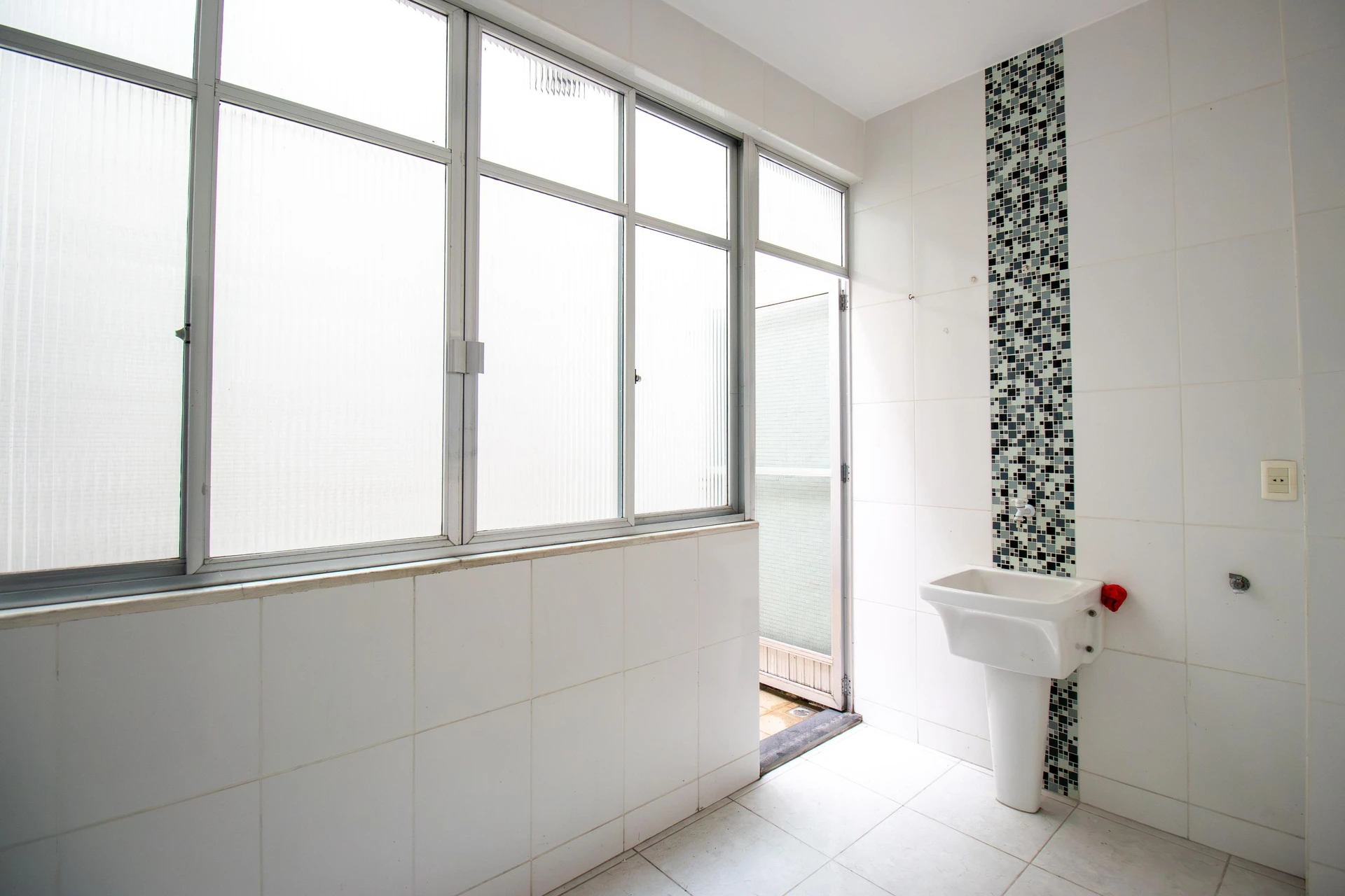 2-bedroom apartment with floor-to-ceiling windows — photo 9