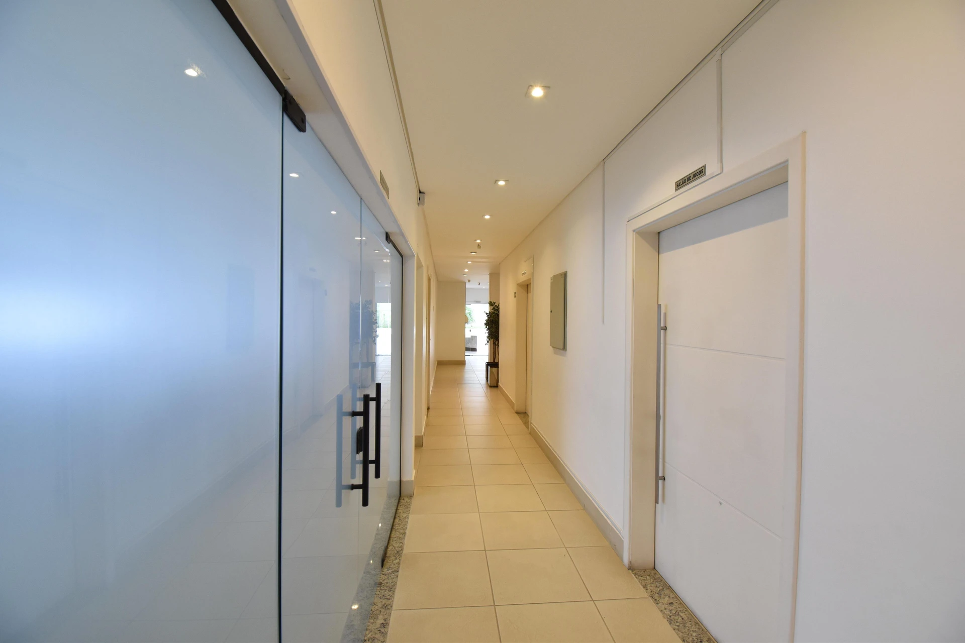 Furnished apartment, 48 m², with a glass-enclosed balcony — photo 17
